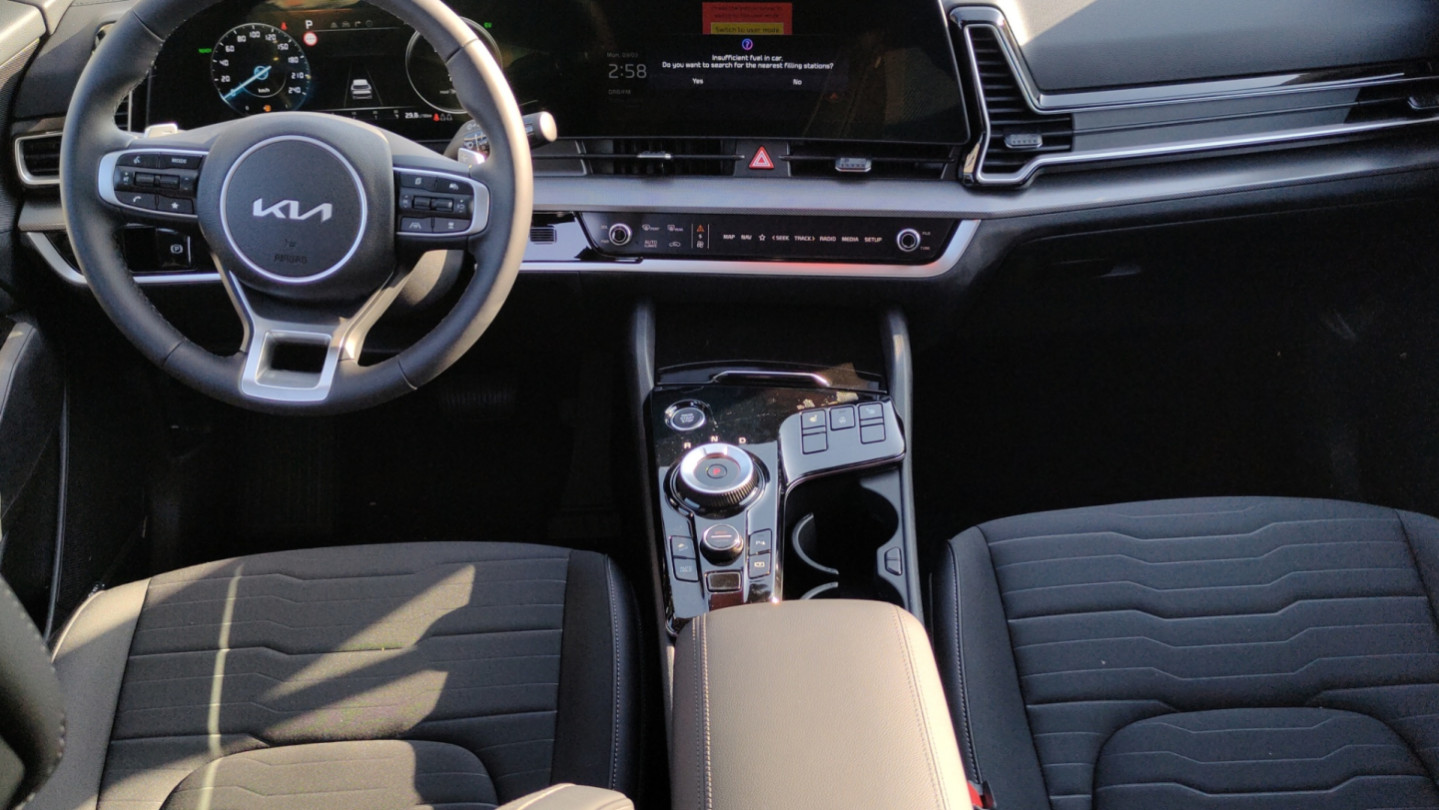 SPORTAGE 1,6 T-GDI HEV 4x4 AT6 210k PLATINUM+SOUND a PARK paket